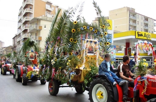 Sabato di festa a Caltagirone, col tradizionale e colorato corteo della “Rusedda”